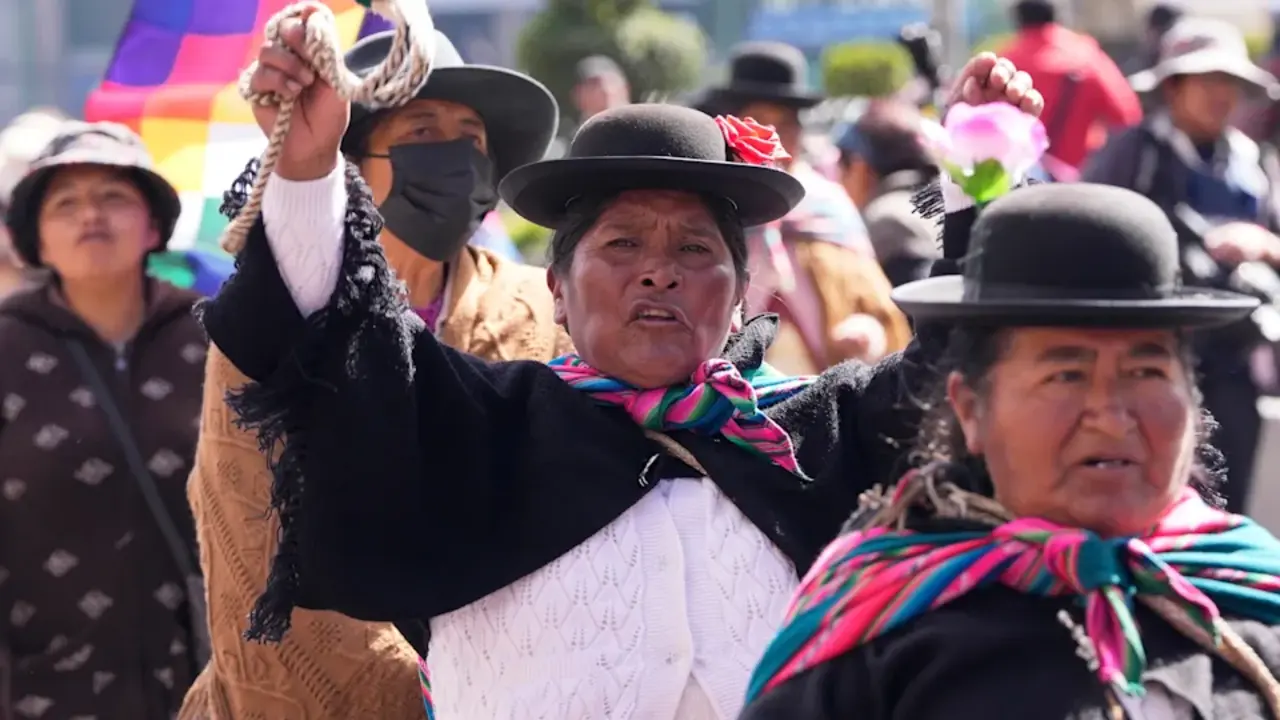 Mujeres ind&iacute;genas se manifiestan en La Paz contra el gobierno del presidente Rodrigo Paz Pereira y sus pol&iacute;ticas neoliberales - X ListinDiario.