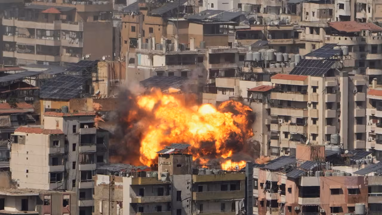 La fuerza &aacute;rea terrorista israel&iacute; comete cr&iacute;menes contra la humanidad en un ataque a&eacute;reo perpetrado contra Dahie, zona densamente poblada del sur de Beirut de predominancia chi&iacute;, que integra &aacute;reas residenciales, comerciales y un campo de refugiados palestinos, 11 de marzo de 2026 &ndash; AP.