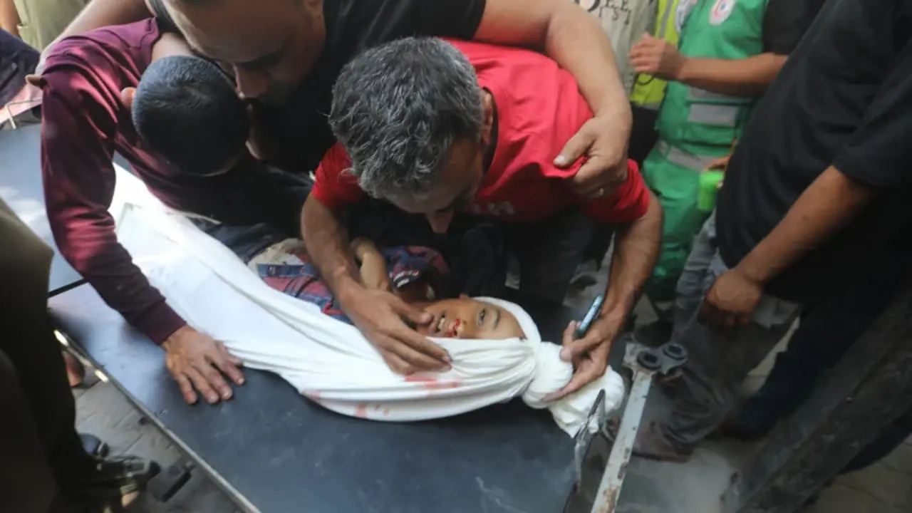 La familia de Jad Suleiman, de 8 a&ntilde;os, llora ante su cad&aacute;ver en el Hospital Al-Shifa de la ciudad de Gaza. El ni&ntilde;o muri&oacute; en un ataque a&eacute;reo israel&iacute; contra el campo de refugiados de Jabaliya el 8 de junio - Bilal Osama / APA Images.
