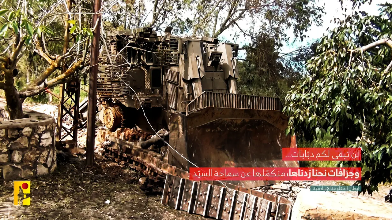 Destrucci&oacute;n uno de los buld&oacute;ceres blindados israel&iacute;es, utilizados para derribar viviendas, destruir n&uacute;cleos urbanos y rurales, demoler monumentos hist&oacute;ricos, religiosos o funerarios y destrozar la infraestructura civil en el sur del L&iacute;bano, por parte de las fuerzas de Hezbol&aacute;, 16 de junio de 2026 &ndash; Lebanese News and Updates.
