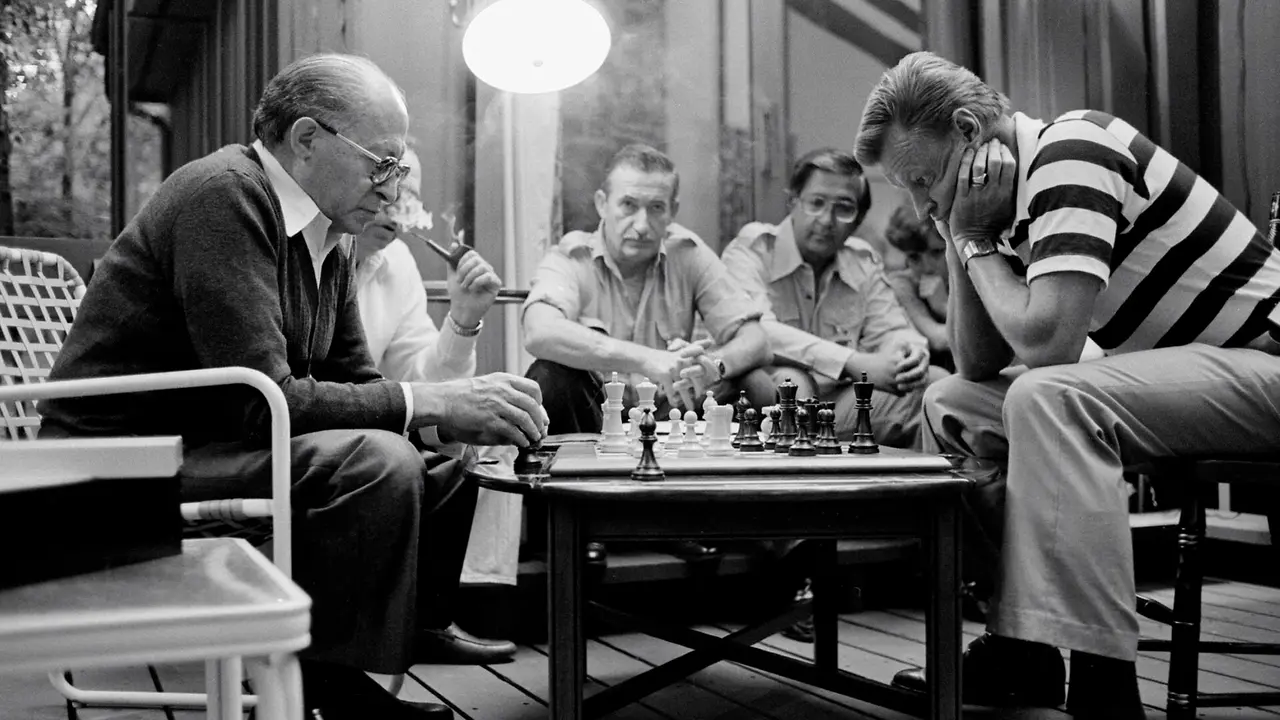 El primer ministro israel&iacute; Menachem Begin juega una partida de ajedrez con el asesor de Seguridad Nacional de Estados Unidos Zbigniew Brzezinski en Camp David durante las conversaciones preparatorias del Tratado de Paz Egipcio-Israel&iacute;, 31 de agosto de 1978 &ndash; ww.jimmycarterlibrary.gov