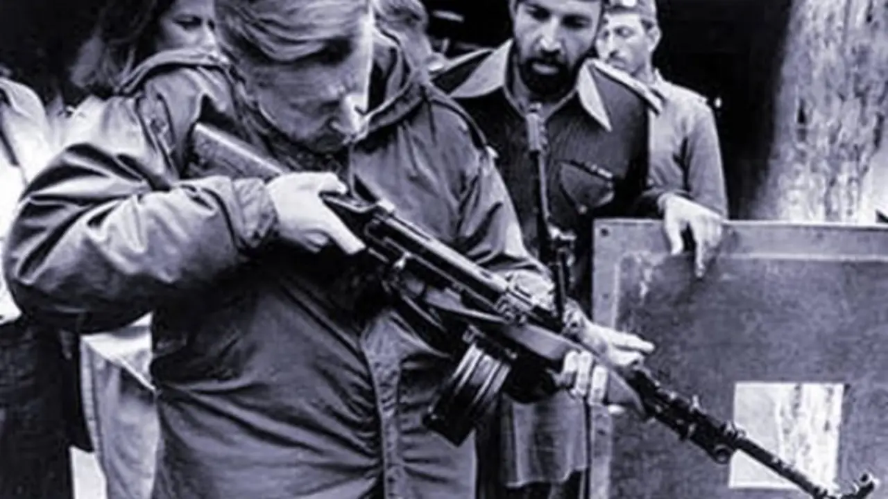 El asesor de seguridad de Estados Unidos, Zbigniew Brzezinski, observa Afganist&aacute;n a trav&eacute;s de la mira de una ametralladora en un puesto avanzado del ej&eacute;rcito pakistan&iacute; situado en el Paso de Kyber en la frontera afgana, 3 de febrero de 1980.