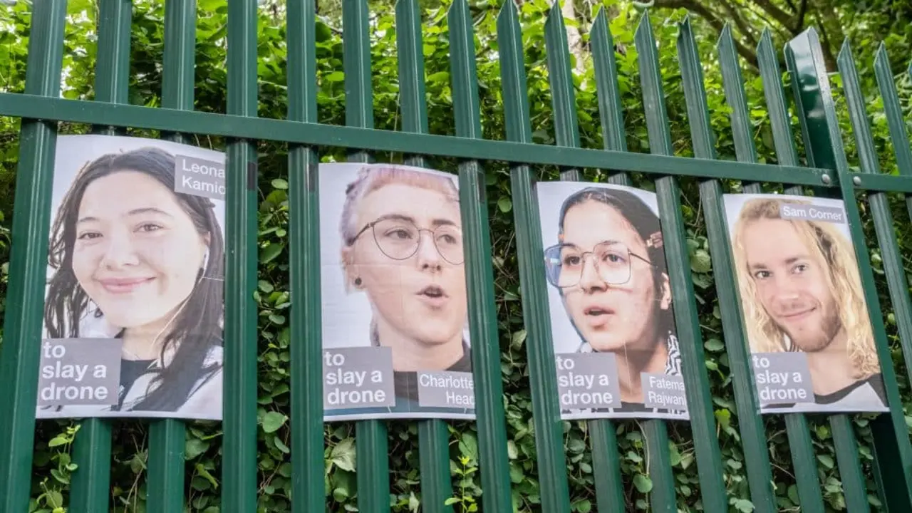 Carteles de los activistas de Palestine Action, colocados en las puertas del Tribunal de la Corona de Woolwich, declarados culpables de terrorismo el 12 de junio de 2026 por su participaci&oacute;n en una protesta de acci&oacute;n directa en una de las instalaciones brit&aacute;nicas de Elbit Systems, el mayor fabricante de armas de Israel. El gobierno de Keir Starmer ilegaliz&oacute; Palestine Action en junio de 2025 por considerarlo un grupo terrorista a tenor de la Terrorism Act de 2000 - Aidan Frere-Smith.