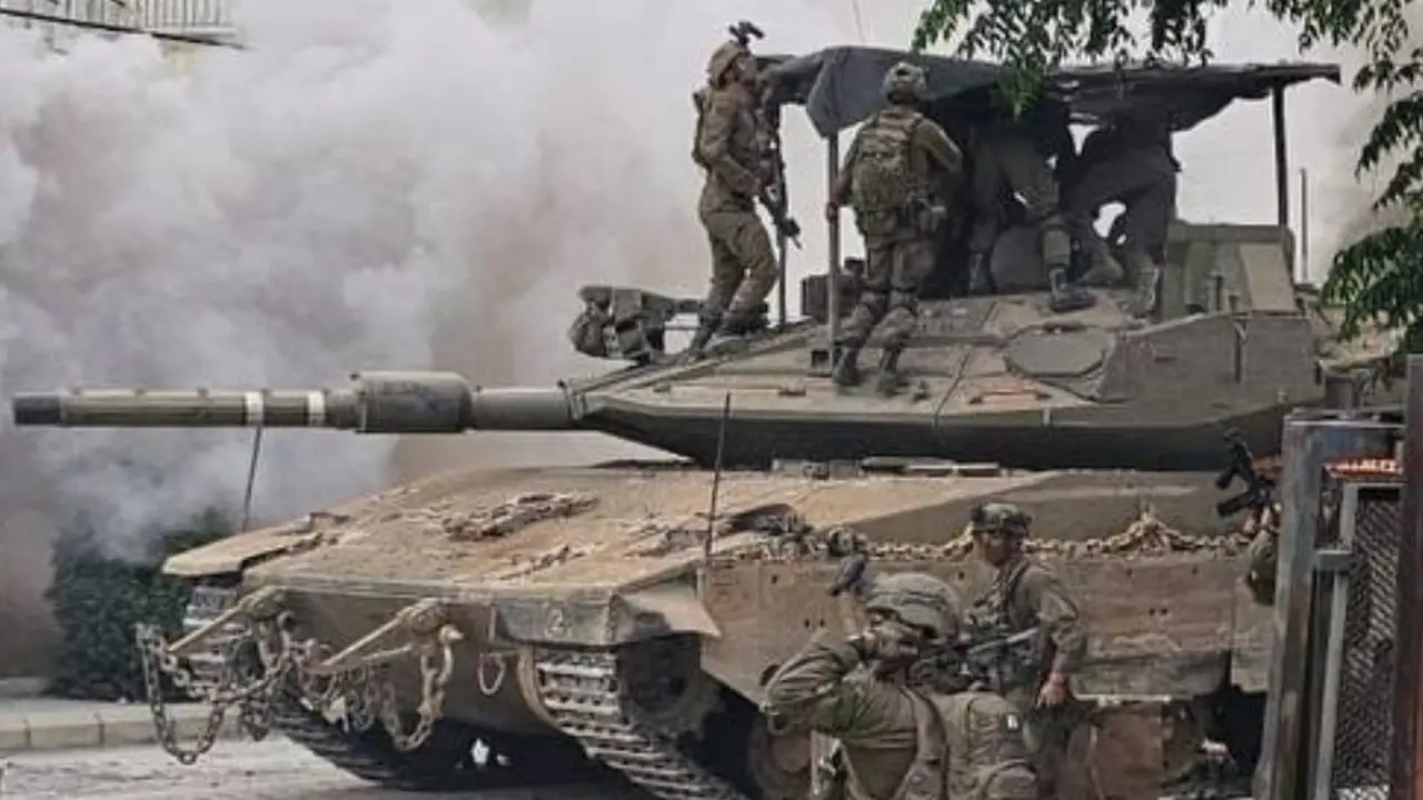 Foto reciente y poco com&uacute;n de un soldado israel&iacute; sacando a los heridos de un tanque alcanzado por un dron FPV (vista en primera persona), mientras busca con la vista otro que se aproxima, sur del L&iacute;bano, 21 de junio de 2026 &ndash; Lebanese News and Updates.