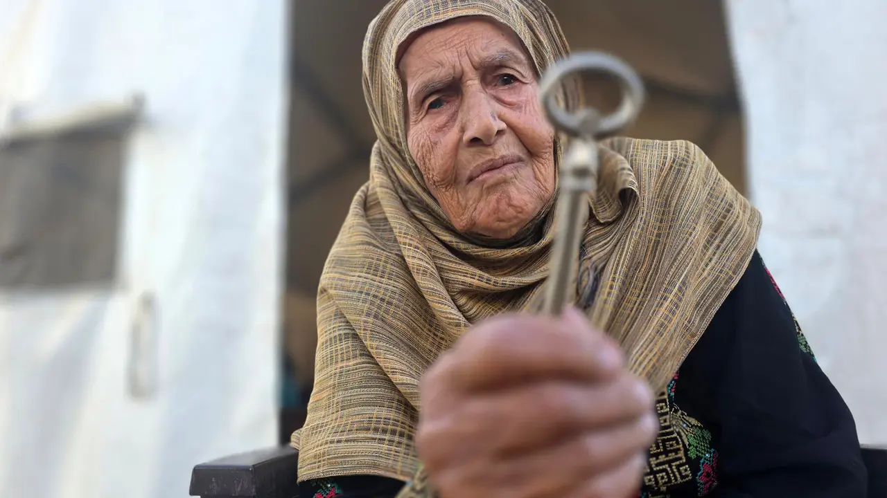 Reina Barhoum, de 91 a&ntilde;os, muestra las llaves de su casa de Bir al-Saba, de la que tuvo que huir durante la Nakba de 1948 para instalarse en Rafah, en el interior de su tienda de campa&ntilde;a en al-Mawasi, en Jan Younis, al sur de Gaza, de donde ha tenido que huir de nuevo a causa de los ataques israel&iacute;es - Tariq Mohammad / APA Images.