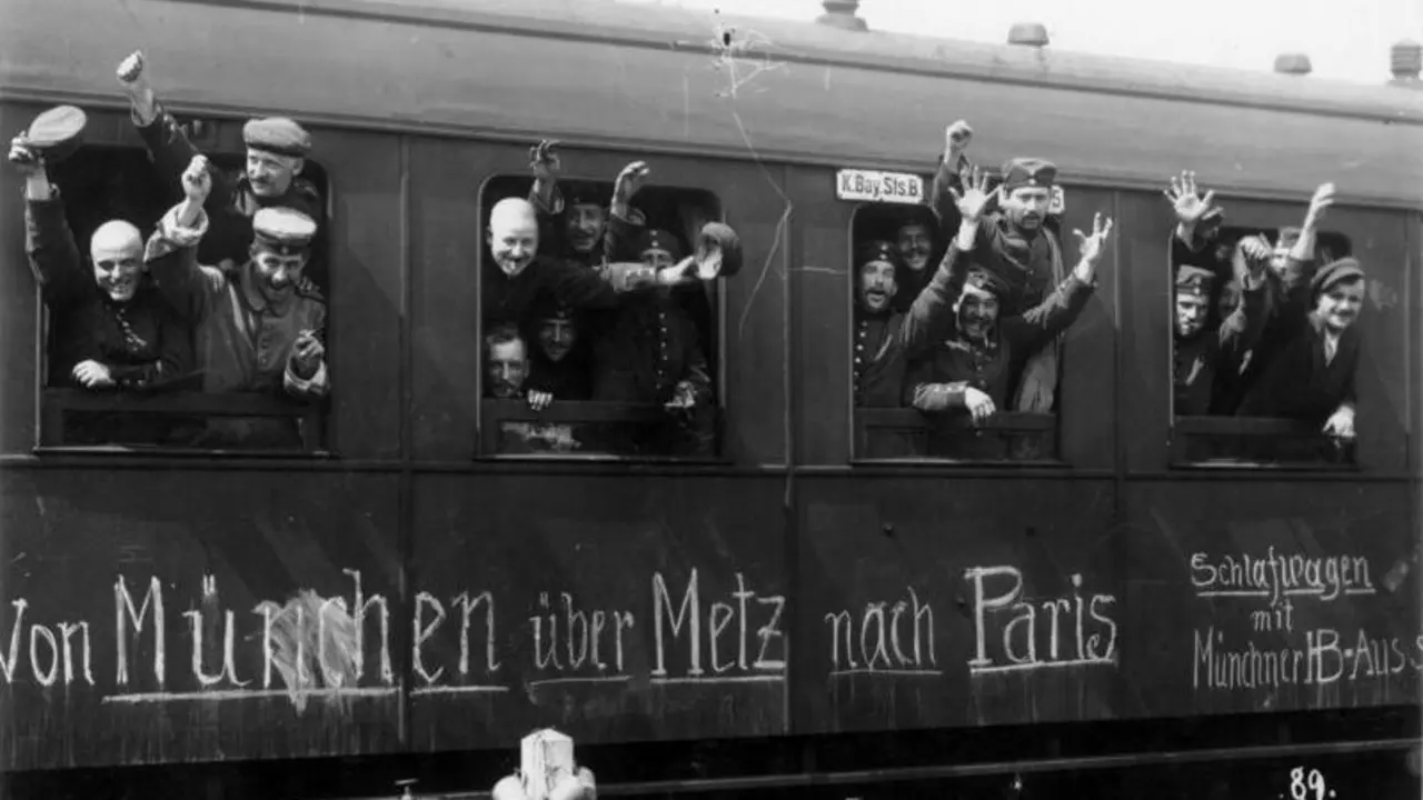 Movilizaci&oacute;n de guerra. Transporte de tropas por ferrocarril, agosto de 1914. Fotograf&iacute;a de Oscar Tellgmann (1857-1936), Bundesarchiv. El escrito en el vag&oacute;n dice: "De Munich a Par&iacute;s pasando por Metz".&nbsp;
