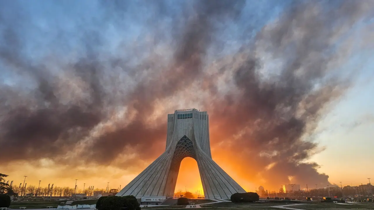 El humo y las llamas provocadas por los ataques a&eacute;reos de Estados Unidos e Israel son visibles detr&aacute;s de la emblem&aacute;tica Torre Azadi en Teher&aacute;n, Ir&aacute;n, 3 de marzo de 2026 - Davoud Ghahrdar/ISNA/AP.