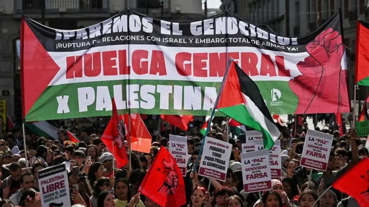 Participantes en la huelga general por Palestina muestran su rechazo ante el genocidio israel&iacute;, Puerta del Sol, Madrid, 15 de octubre de 2025- Dani Gago