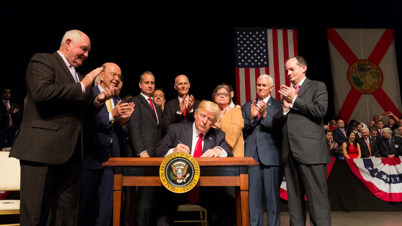 El presidente Donald J. Trump firma el Memorando Presidencial de Seguridad Nacional sobre el fortalecimiento de la pol&iacute;tica de los Estados Unidos hacia Cuba | 16 de junio de 2017 (Foto oficial de la Casa Blanca de Shealah Craighead)<br />
