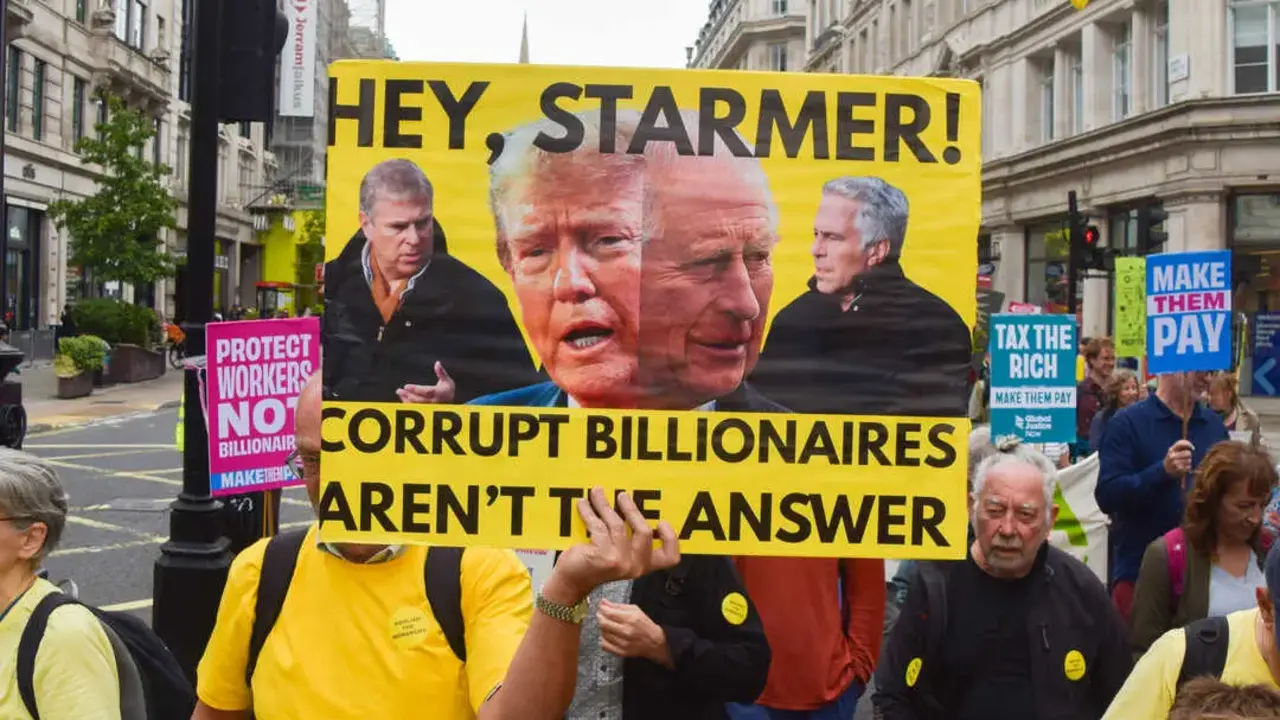 Protestas durante la marcha &laquo;Make Them Pay&raquo; en Regent Street, Londres, en la que se exige al gobierno de Keir Starmer, que grave a los multimillonarios y haga pagar a los contaminadores, 20 de septiembre de 2025 - Vuk Valcic / Zuma Press / ContactoPhoto