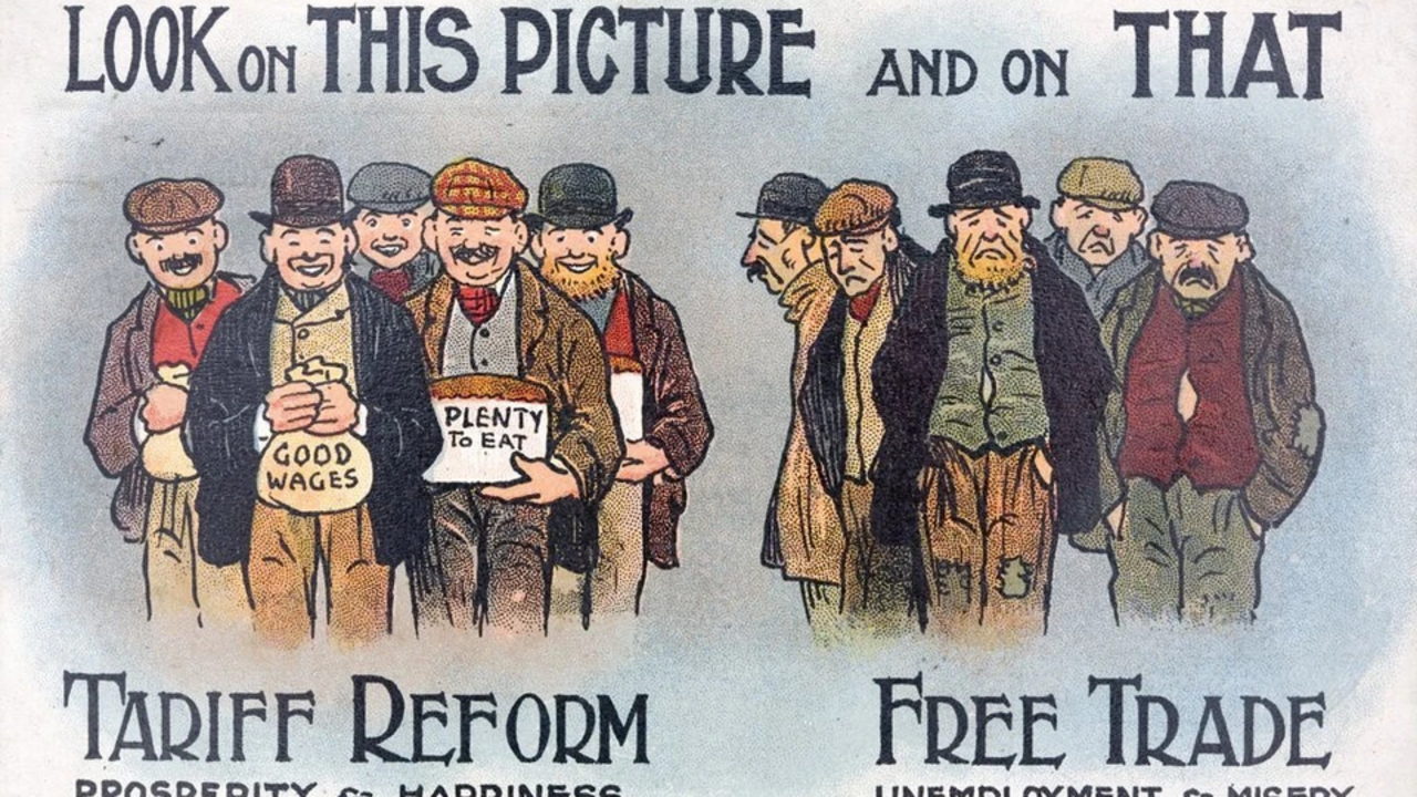 Postal contra el libre comercio. La tarjeta muestra que el proteccionismo conduce a la prosperidad y a buenos salarios, mientras que el libre comercio conduce al desempleo y a la miseria. La tarjeta est&aacute; fechada en 1910, despu&eacute;s de que el tema dividiera al Partido Conservador y provocara una derrota ante los liberales en 1906. Getty Images. Creative Commons.
