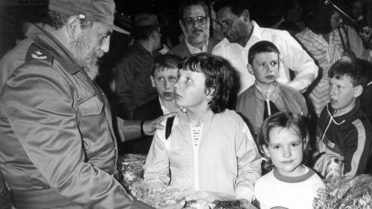 Cuba-Fidel-Castro-niños-de-Chernobil-la-tinta