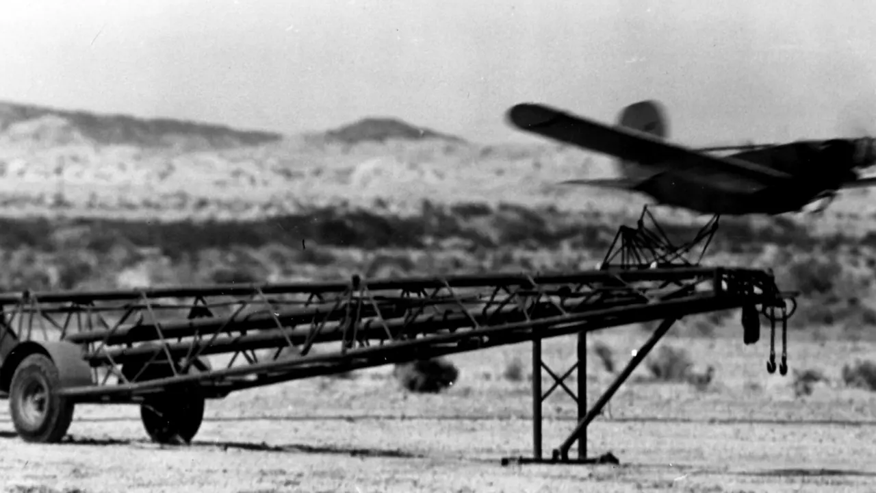 <h3>Vista de las operaciones de un dron objetivo Radioplane TDD para tiro real en la Escuela de Bombarderos y Artilleros A&eacute;reos del Cuerpo de Infanter&iacute;a de Marina de los Estados Unidos en la Estaci&oacute;n A&eacute;rea del Cuerpo de Infanter&iacute;a de Marina de El Centro, California, 1943-1944. Dominio p&uacute;blico.</h3>
