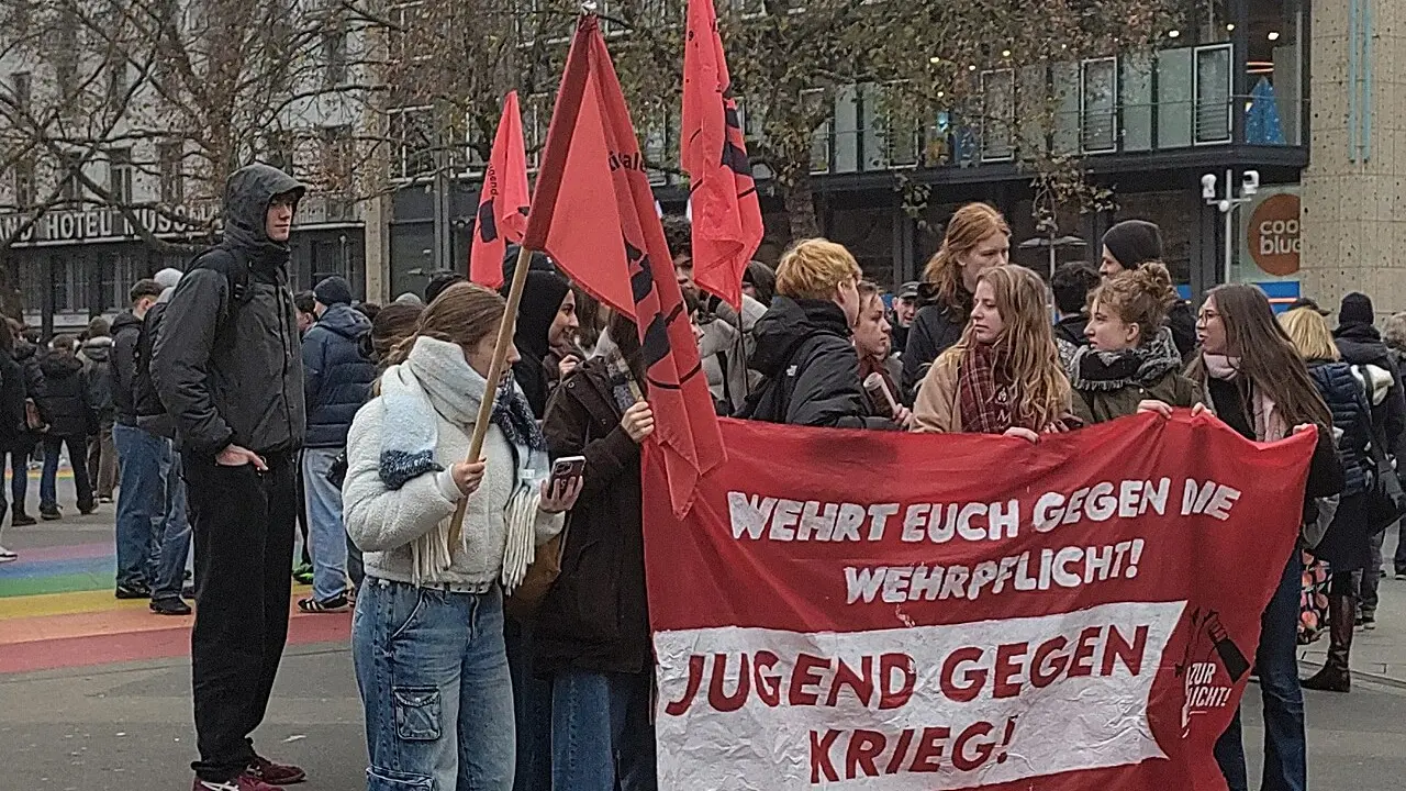 Demo gegen das neue Wehrdienstgesetz vor dem Hauptbahnhof in Hannover --- cc-by-sa-4.0, C.Suthorn, source: http://p7.ee/??????????? --- HTML code to generate QR code for attribution (can be saved as PNG from web browser): null --- Keywords: Demo, Wehrdienstgesetz --- SocialMedia: @Life_is@no-pony.farm [end of alt text]
