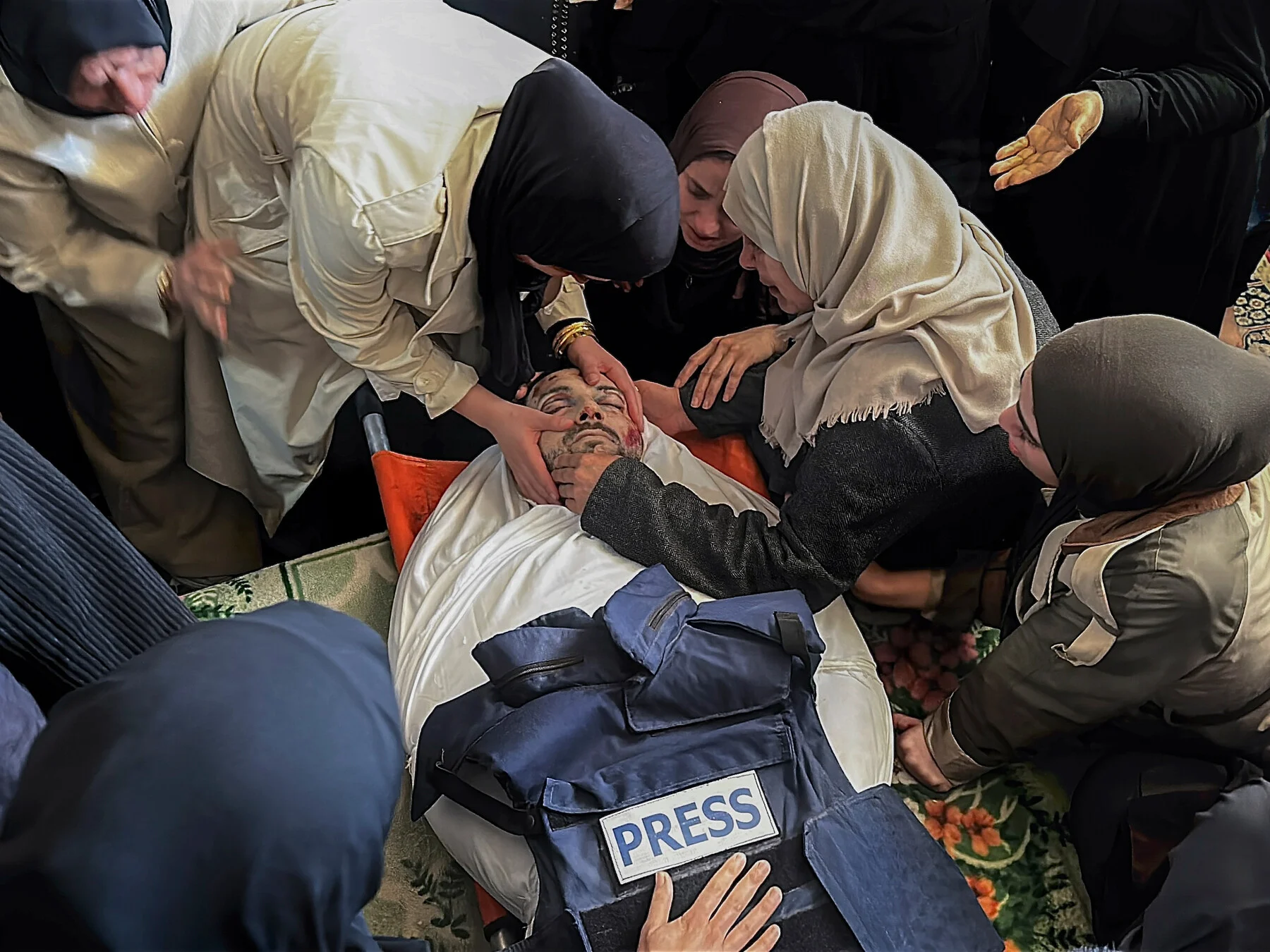 El 9 de abril de 2026 la familia de Mohammed Wishah llora ante el cadáver del corresponsal de Al Jazeera en su domicilio del campo de refugiados de Al-Bureij, en el centro de la Franja de Gaza, tras su muerte como consecuencia del ataque perpetrado por drones israelíes contra su coche con la connivencia de las potencias liberales occidentales - Doaa Albaz / ActiveStills.