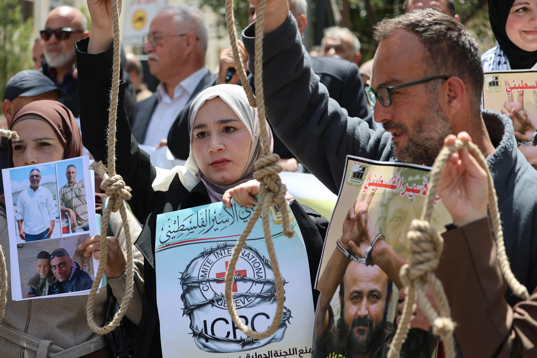 El 16 de abril de 2026 diversas personas palestinas de la ciudad cisjordana de Hebrón se manifiestan contra la nueva ley israelí, que establece la pena de muerte como castigo por defecto para los palestinos condenados por atentados mortales contra individuos israelíes ante la tibia condena de los Estados liberales europeos - Mosab Shawer / ActiveStills.