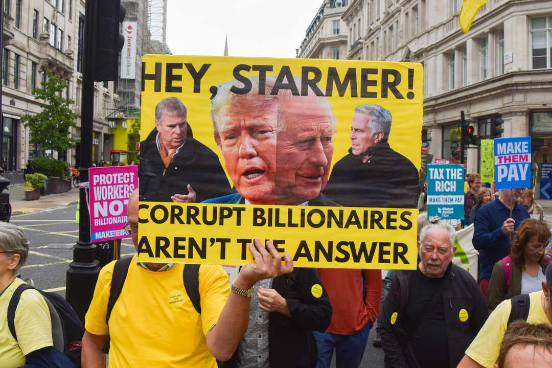 Protestas durante la marcha «Make Them Pay» en Regent Street, Londres, en la que se exige al gobierno de Keir Starmer, que grave a los multimillonarios y haga pagar a los contaminadores, 20 de septiembre de 2025 - Vuk Valcic / Zuma Press / ContactoPhoto