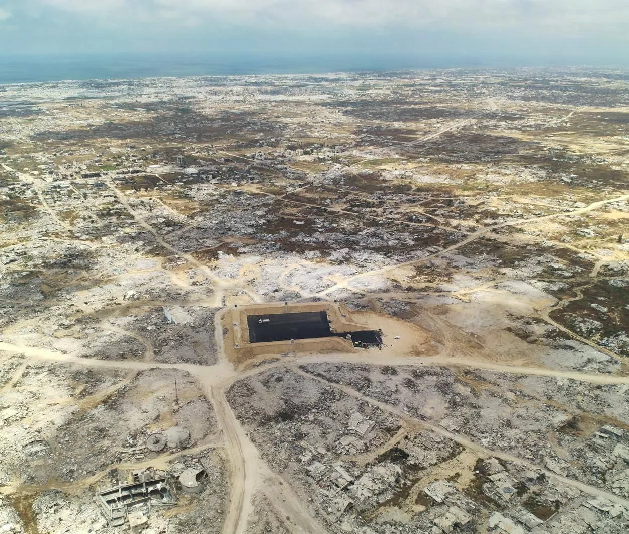 Una imagen publicada el 8 de mayo de 2026, que muestra una nueva base militar israelí en la rotonda de Bani Suheila, en Jan Yunis. Cuenta con un perímetro de terraplenes altos, pavimentación y torres de seguridad.